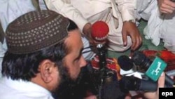 Baitullah Mehsud talks to journalists in South Waziristan, Pakistan in May 2008.