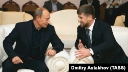 Ramzan Kadîrov (dreapta) în vizită la Vladimir Putin pentru a viziona filmul lui Nikita Mihalkov „12" la reședința de la Novo-Ogaryovo