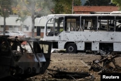 Зьнішчаны транспарт на вэнэсуэльскай вайсковай базе