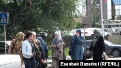 Олмаотада ҳибсда қолаётган ўзбекистонликлар адвокатлари билан учрашишга муваффақ бўлди, лекин уларнинг аёллари ҳамон эрлари тақдиридан хавотирда.