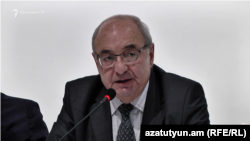Председатель Общественного совета Вазген Манукян на пресс-конференции, Ереван, 7 ноября 2019 г. 