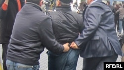 Məhkəmə Mustafa Ceyhanı azadlığa buraxsa da, o, binadan çıxarkən naməlum şəxslər tərəfindən saxlanılıb. (Foto illüstrasiya)