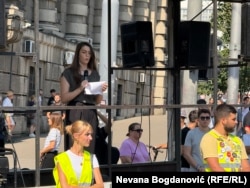  Студентката Александра Николич приказва на митинга в Белград, 8 септември 2025 година 