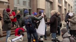 Під стінами комітетів Верховної Ради пікетували за відставку Авакова (відео)