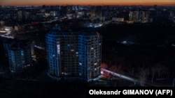 Раніше ДТЕК повідомила про російський удар по двох енергооб’єктах на Одещині (на фото: Одеса під час відключень світла, 13 грудня 2025 року)