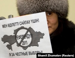 Активистка с плакатом у офиса ОБСЕ в Алматы, 13 января 2011 года.