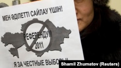 Активистка с плакатом у офиса ОБСЕ в Алматы, 13 января 2011 года.