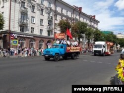 Лёзунгі: Усю ўладу Саветам ды вітаем рэвалюцыю – на чале тэатральнага шэсьця