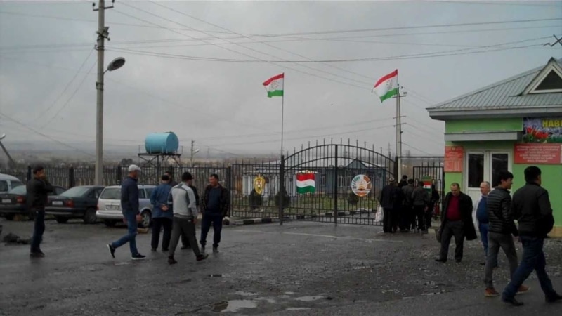 Граждане Таджикистана по-прежнему не могут въехать в Узбекистан наземным транспортом без спецразрешения. ВИДЕО