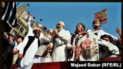 د پاکستان د اسلامي ګوندونو په یوه جلسه کې د اسامه بن لادن تصویر تر سترګو کېږي