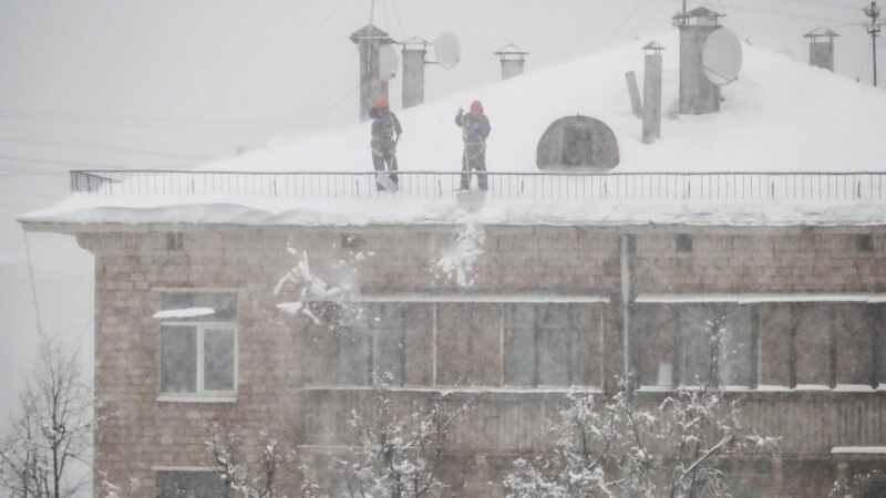В Саратове работницы детсада чистили крышу от снега. Заведующая получила выговор