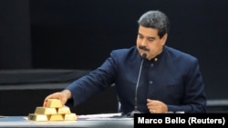 Президент Венесуели Ніколас Мадуро приніс золоті злитки на зустріч з міністрами 22 березня 2018 року