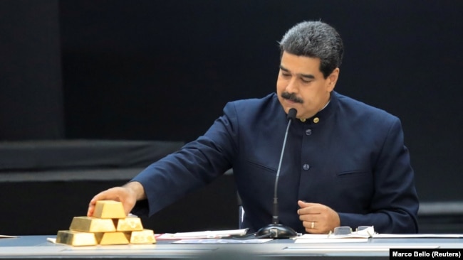 نیکلاس مادورو رئیس‌جمهور ونزوئلا در حال لمس کردن شمش‌های طلا در یک مراسم دولتی؛ عکس آرشیوی