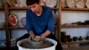 Секреты старинного орнамента: крымчанин хранит традиции крымскотатарского гончарства (видео)