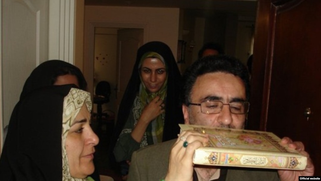 فخرالسادات محتشمی پور در کنار همسرش، مصطفی تاجزاده