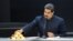 نیکلاس مادورو رئیس‌جمهور ونزوئلا در حال لمس کردن شمش‌های طلا در یک مراسم دولتی؛ عکس آرشیوی