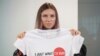 Kriszcina Cimanouszkaja belarusz rövidtávfutó egy „Nem akarok mást, csak futni” feliratú pólóval. A sprinter elmenekült Tokióból, és Lengyelországban keresett menedéket. A kép a 2021. augusztus 5-i varsói sajtótájékoztatón készült