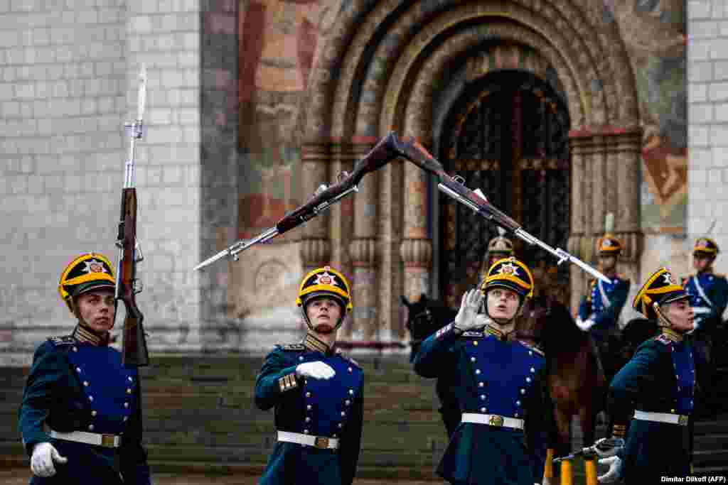 Vojnici predsedničkog puka učestvuju u ceremoniji promene straže na Sabornom trgu Kremlja u Moskvi. &nbsp; &nbsp;