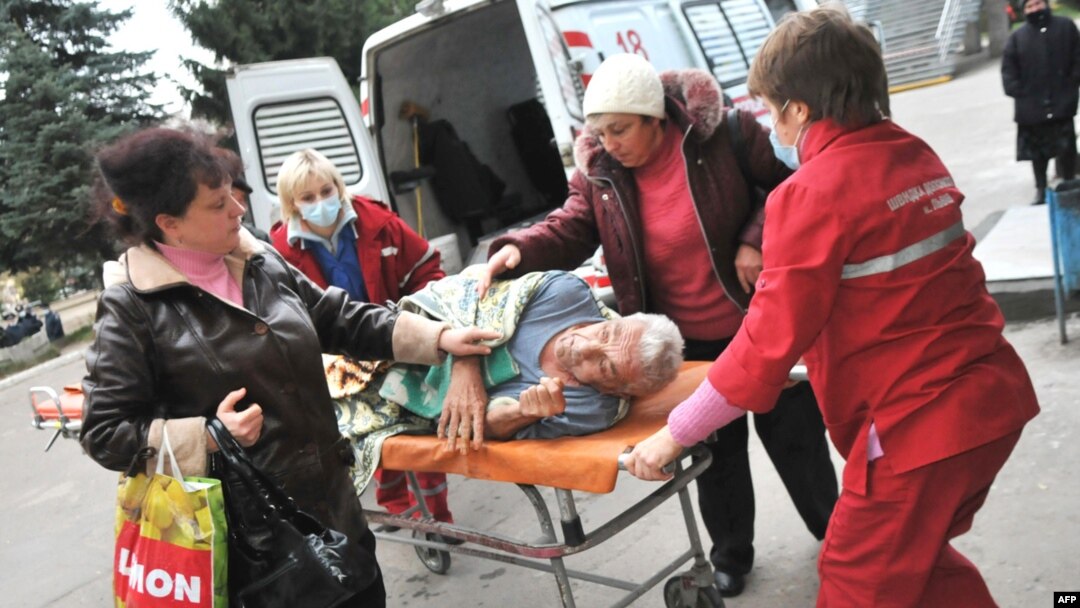 Санітари швидкої допомоги доставляють хворого до одної з львівських лікарень, 4 листопада 2009 року.