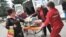 Санітари швидкої допомоги доставляють хворого до одної з львівських лікарень, 4 листопада 2009 року.