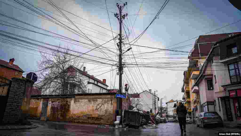 Një shtyllë e mbingarkuar nga tela të rrymës dhe kabllo të tjera të komunikimit në lagjen "Vellusha".