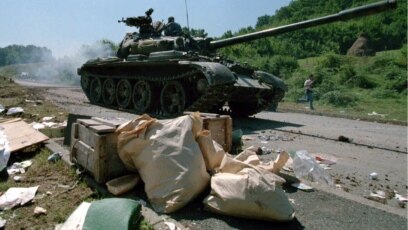 U udruženju protjeranih slavonskih Srba ne nadaju se gonjenju generala (na fotografiji ostavljene stvari na cesti kojom prolazi tenk hrvatske vojske, Slavonija 1995. godine)