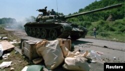 Na fotografiji: ostavljene stvari na cesti kojom prolazi tenk hrvatske vojske, Slavonija 1995. godine