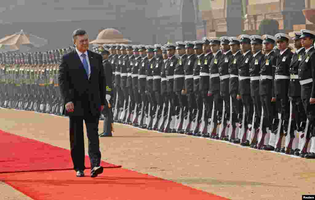 Ukraine&#39;s President Viktor Yanukovych inspects the honor guard during a ceremonial reception at the forecourt of India&#39;s presidential palace in New Delhi. Yanukovych is on a four-day state visit to India. (Reuters/Adnan Abidi)