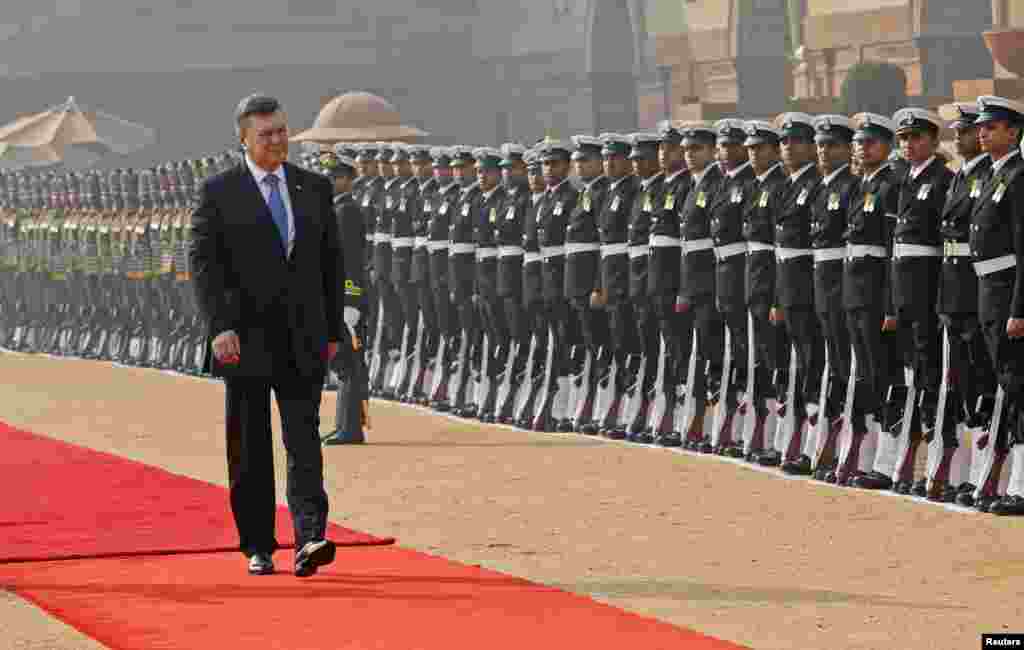  Preşedintele ucrainean Viktor Ianukovici inspectează garda de onoare a palatului prezidenţial din New Delhi, la &icirc;nceputul unei vizite de 4 zile &icirc;n India. (Foto: Reuters) 