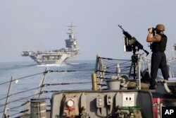 Portavionul USS Dwight D. Eisenhower și alte nave de război traversează Strâmtoarea Ormuz în Golful Persic în noiembrie 2023, ca parte a unei desfășurări mai ample americane în Orientul Mijlociu, pe fondul războiului Israel-Hamas.