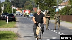 Soldații polonezi pe stradă, în urma încălcării spațiului aerian polonez în timpul unui atac rus asupra Ucrainei, la Wyryki.