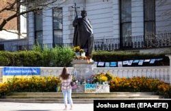Пам’ятник правителю України-Русі, князю Володимиру в Лондоні біля посольства України у Великій Британії. Лондон, березень 2022 року