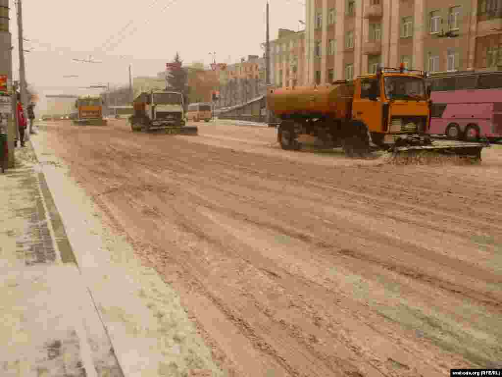 Тэхніка зграбала сьнег на праспэкце Міру і вуліцы Першамайскай у цэнтры Магілёва.