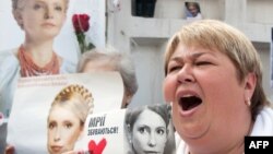 Мітинг на підтримку Юлії Тимошенко біля Качанівської колонії у Харкові, 25 квітня 2012 року