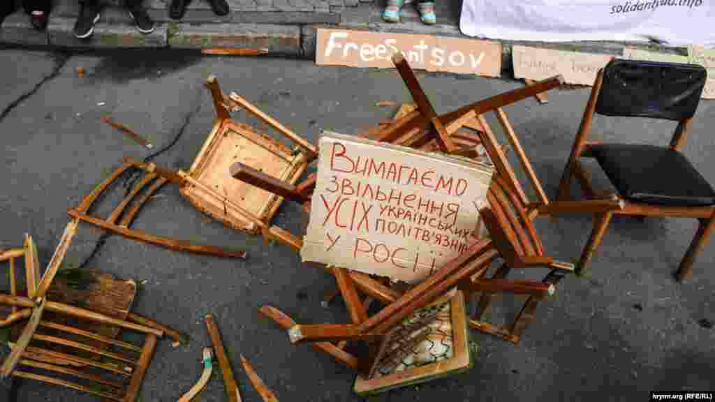 9-й день голодовки. Под Администрацией президента Украины прошла акция &laquo;Хватит сидеть!&raquo; Ее участники громили деревянные стулья в знак протеста бездействию украинских чиновников