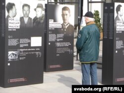 Вулічная выстава з партрэтамі ўдзельнікаў вайсковага падпольля, схопленых і расстраляных службай бясьпекі ПНР