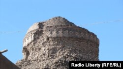 که څه هم دا اثار زیات دي، خو موږ غواړو چې له هستوپو مو خبر کړو، هستوپې هغه برجونو ته وايي پر کومو به چې د بودایانو د وخت حاکمې طبقې د خپل ښار لپاره پیرې درولې او ټول ښار به له همدغه ځایه کنټرولېده.