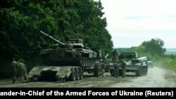 Украинские военные транспортируют российский танк, захваченный в Харьковской области, сентябрь 2022 года