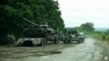 Forțele ucrainene se pregătesc să transporte un tanc rusesc capturat în timpul contraofensivei din regiunea Harkov. Imagine din 11 septembrie 2022 de la Comandamentul Forțelor Ucrainene via Reuteres