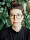 Режисерка Катерина Горностай каже, що сумнівалася, чи робити їй фільм, оскільки від початку російського вторгнення їй бракувало ресурсу взагалі займатися кіно