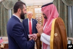 Президент Дональд Трамп смотрит на наследного принца Саудовской Аравии Мухаммеда бин Салмана (справа), пожимающего руку временному президенту Сирии Ахмеду аш-Шараа. Эр-Рияд, 14 мая 2025 года