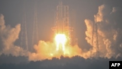Raketa me sondën Chang'e-6, duke u nisur drejt Hënës. 3 maj 2024.

