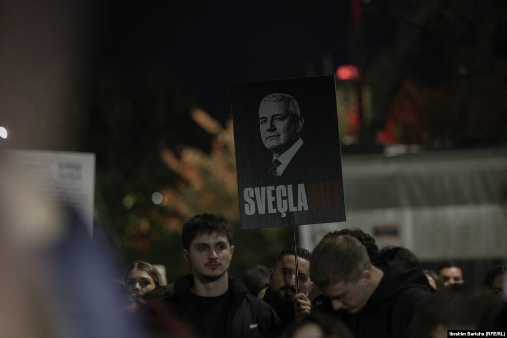 “Sveçla out”. Protestuesit kanë kërkuar gjithashtu nga ministri i Brendshëm, Xhelal Sveçla, të japë dorëheqje.