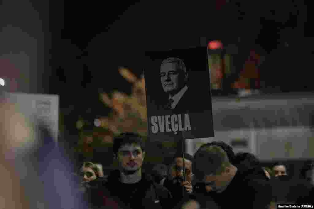 “Sveçla out”. Protestuesit kanë kërkuar gjithashtu nga ministri i Brendshëm, Xhelal Sveçla, të japë dorëheqje.