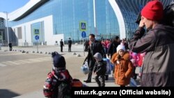 Дети из Башкирии в аэропорту Симферополя, 20 февраля 2019 года