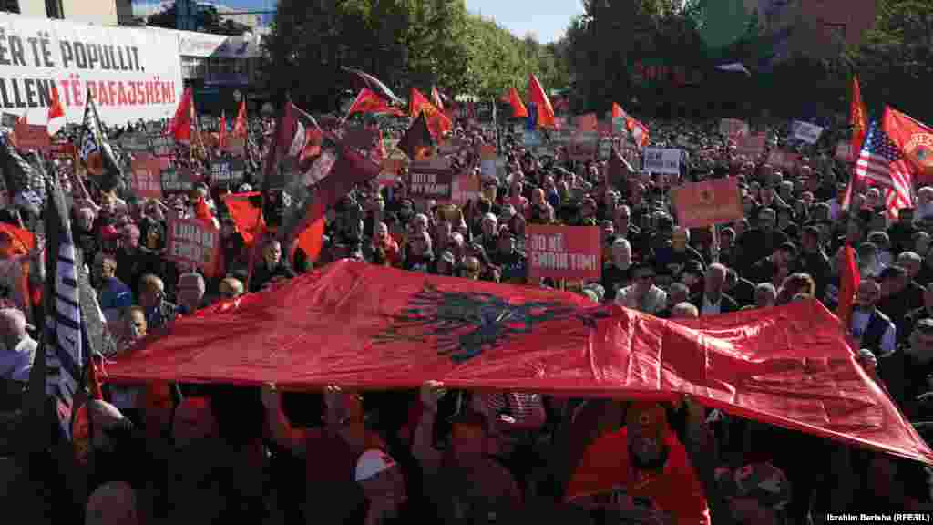 Një flamur i madh kombëtar shqiptar shihet në protestën e 1 tetorit në Prishtinë, kundër aktgjykimit të Hagës për dënimin e ish-udhëheqësve të UÇK-së me burgim për krime lufte.