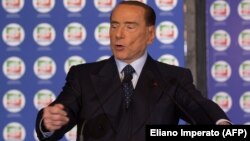Од премиерската фотелја до бунга-бунга забавите: Берлускони низ фотографии