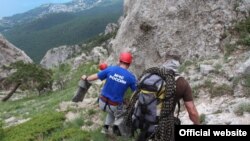 Співробітники МНС Росії йдуть Кримськими горами, щоб розгорнути російський прапор на вершині