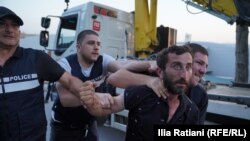 პოლიცია „აფრიკის“ დასახლებაში მოქალაქეების დაკავებას აგრძელებს.