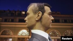 Скульптура Дмитрия Медведева и Владимира Путина в музее восковых фигур в Санкт-Петербурге